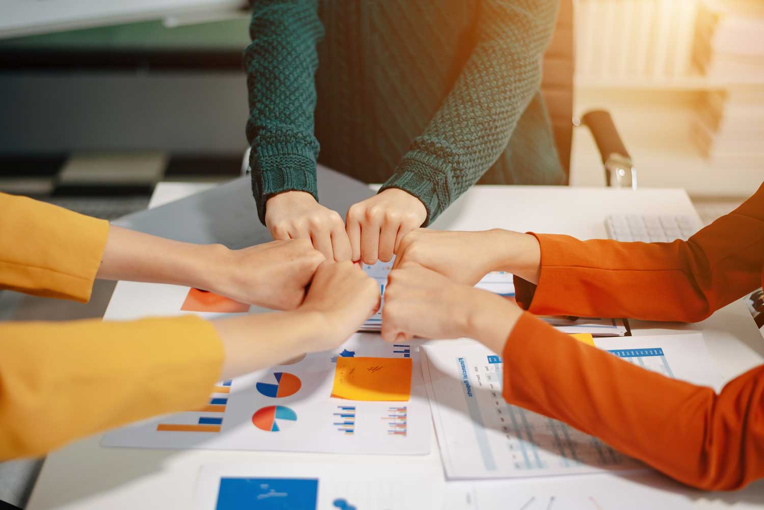 Team collaborating over marketing data to define a B2B target audience for Pixel Commercial Studio's guide.